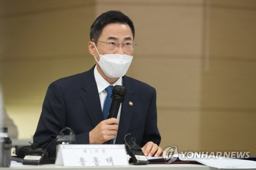 용홍택 과학기술정보통신부 제1차관이 20일 오전 대전광역시 유성구 한국원자력연구원에서 열린 '후쿠시마 오염수 방출 관련 전문가 간담회'에 참석해 인사말을 하고 있다./사진=연합뉴스